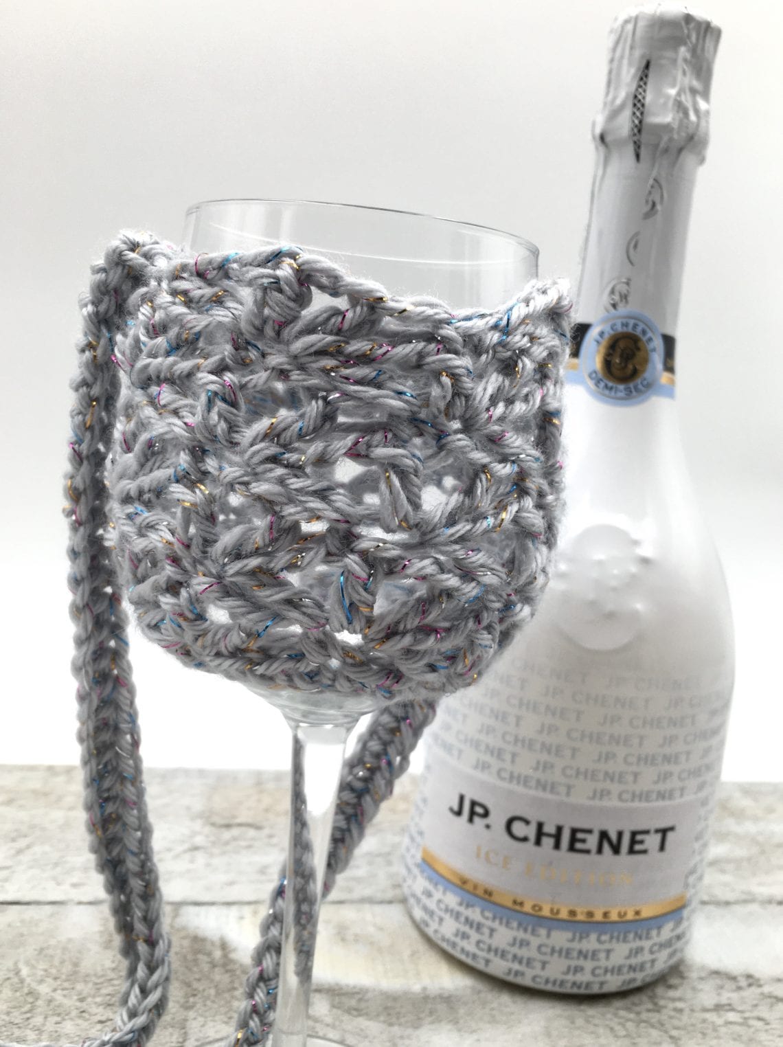 Vineyard Lanyard Free Crochet pattern. The perfect wine cozy that hangs around your neck! Great for parties, picnics, wine tastings and gifts!