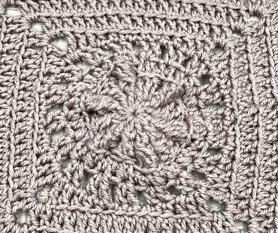 Dahlia Square center close up 